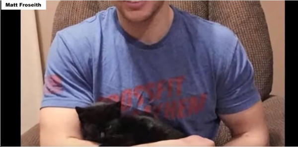 子猫を抱っこする男性