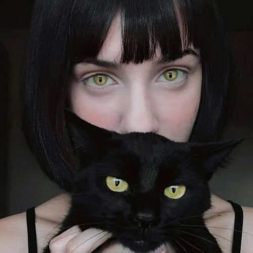 瞳の美しさに魅せられる人続出 猫目をした女性と黒猫のツーショットが話題 もふたん