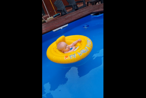 プールに浮かぶ赤ちゃん