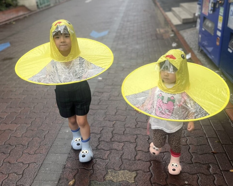 雨具を着た子供