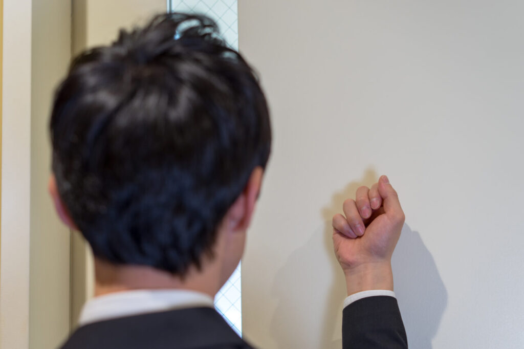 ノックの回数にはどんな意味がある？2回・3回・4回の違いと知っておきたいマナー | もふたん